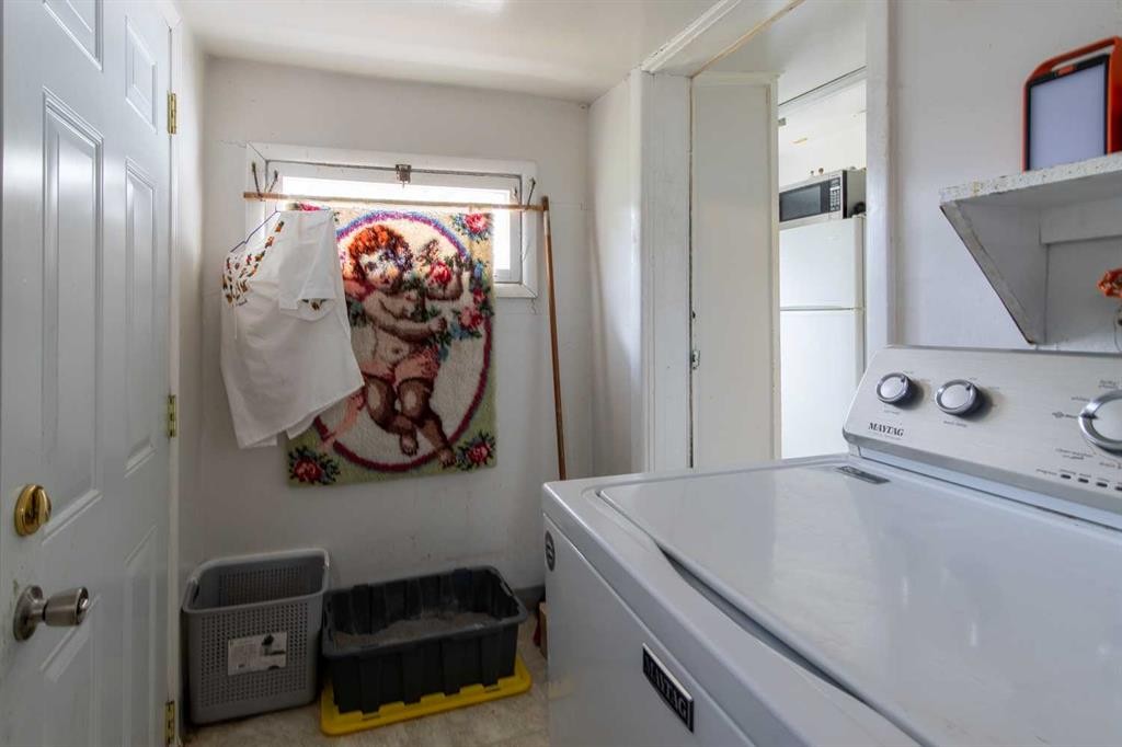 329 12 Street North, Lethbridge, AB - Indoor Photo Showing Laundry Room