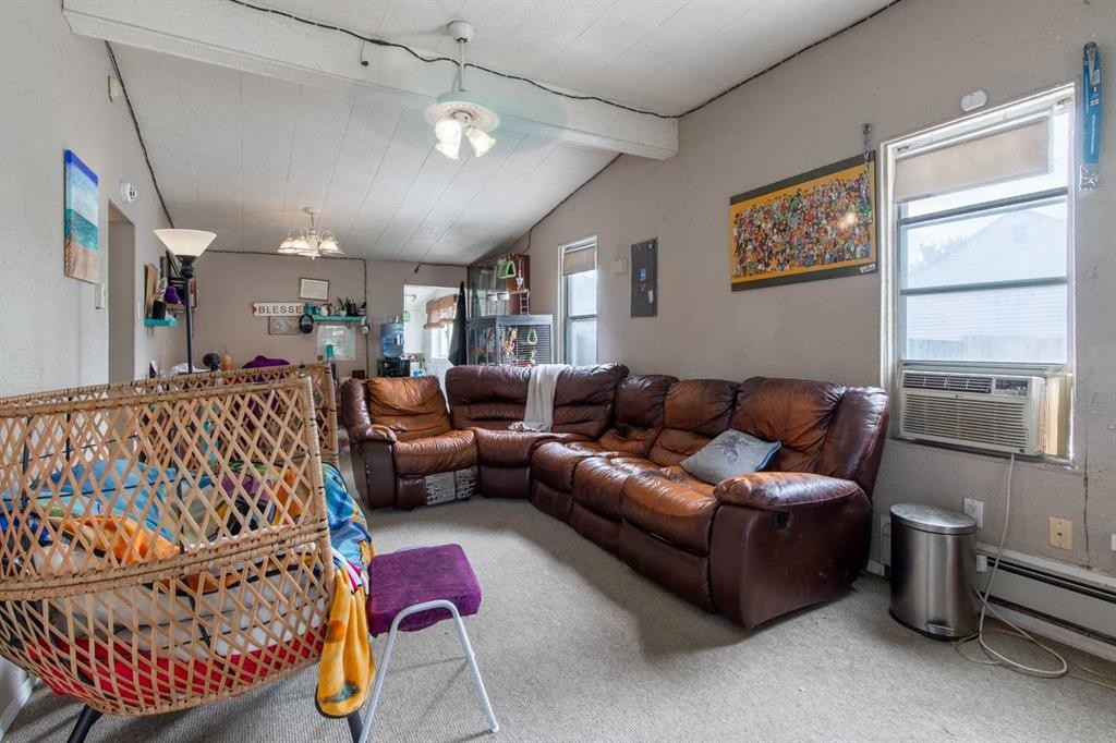 329 12 Street North, Lethbridge, AB - Indoor Photo Showing Living Room