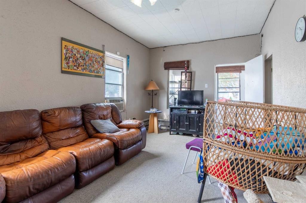 329 12 Street North, Lethbridge, AB - Indoor Photo Showing Living Room