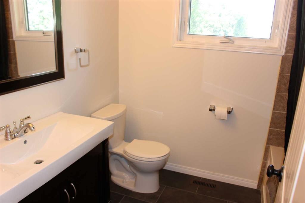518 Maple Crescent, Picture Butte, AB - Indoor Photo Showing Bathroom