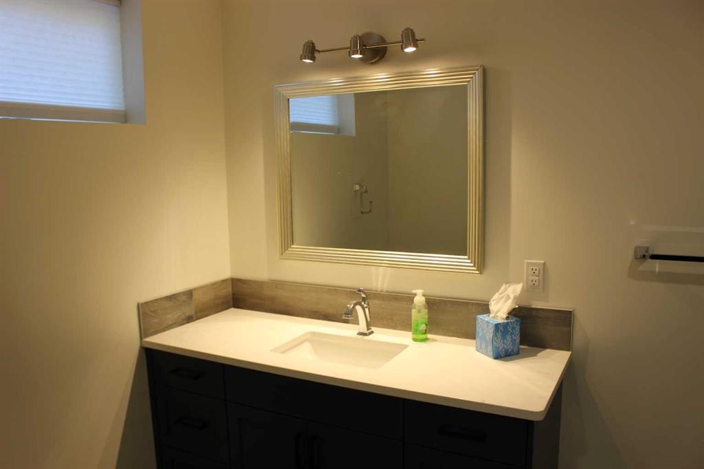 518 Maple Crescent, Picture Butte, AB - Indoor Photo Showing Bathroom
