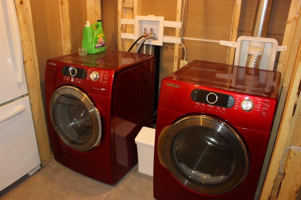 518 Maple Crescent, Picture Butte, AB - Indoor Photo Showing Laundry Room