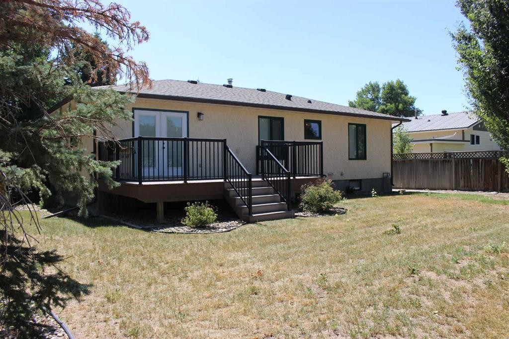 518 Maple Crescent, Picture Butte, AB - Outdoor With Deck Patio Veranda