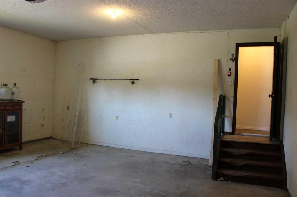 518 Maple Crescent, Picture Butte, AB - Indoor Photo Showing Garage