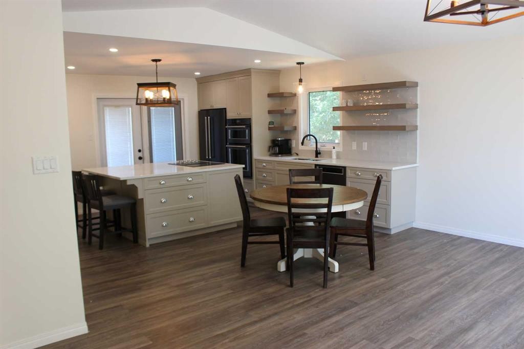 518 Maple Crescent, Picture Butte, AB - Indoor Photo Showing Dining Room