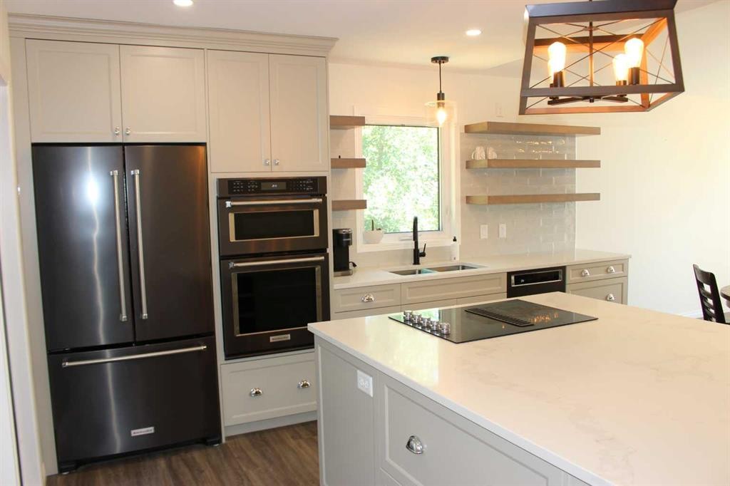 518 Maple Crescent, Picture Butte, AB - Indoor Photo Showing Kitchen With Double Sink