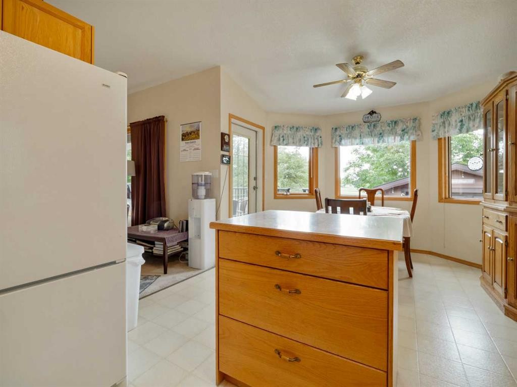 123 Fairway Drive, Coaldale, AB - Indoor Photo Showing Kitchen