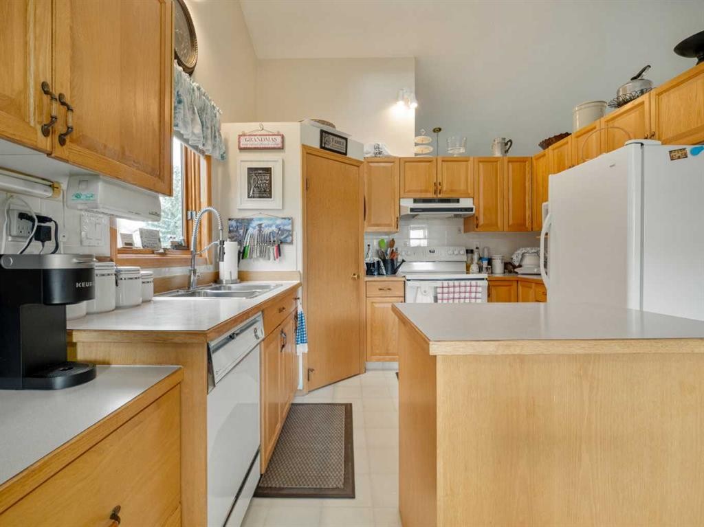 123 Fairway Drive, Coaldale, AB - Indoor Photo Showing Kitchen With Double Sink