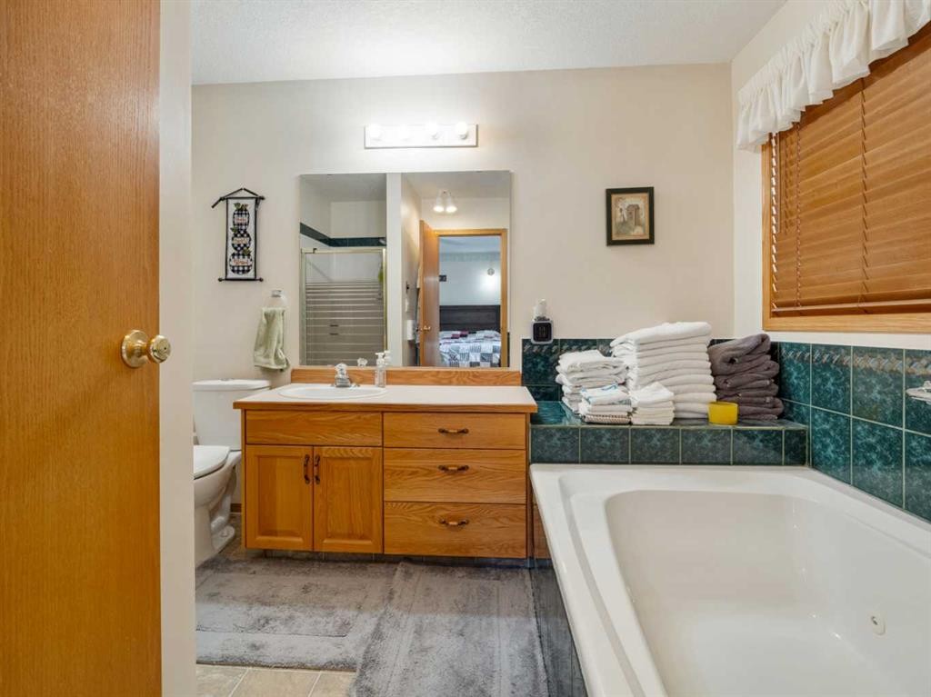 123 Fairway Drive, Coaldale, AB - Indoor Photo Showing Bathroom