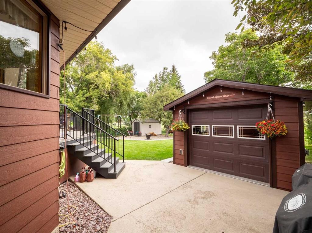 123 Fairway Drive, Coaldale, AB - Outdoor With Exterior