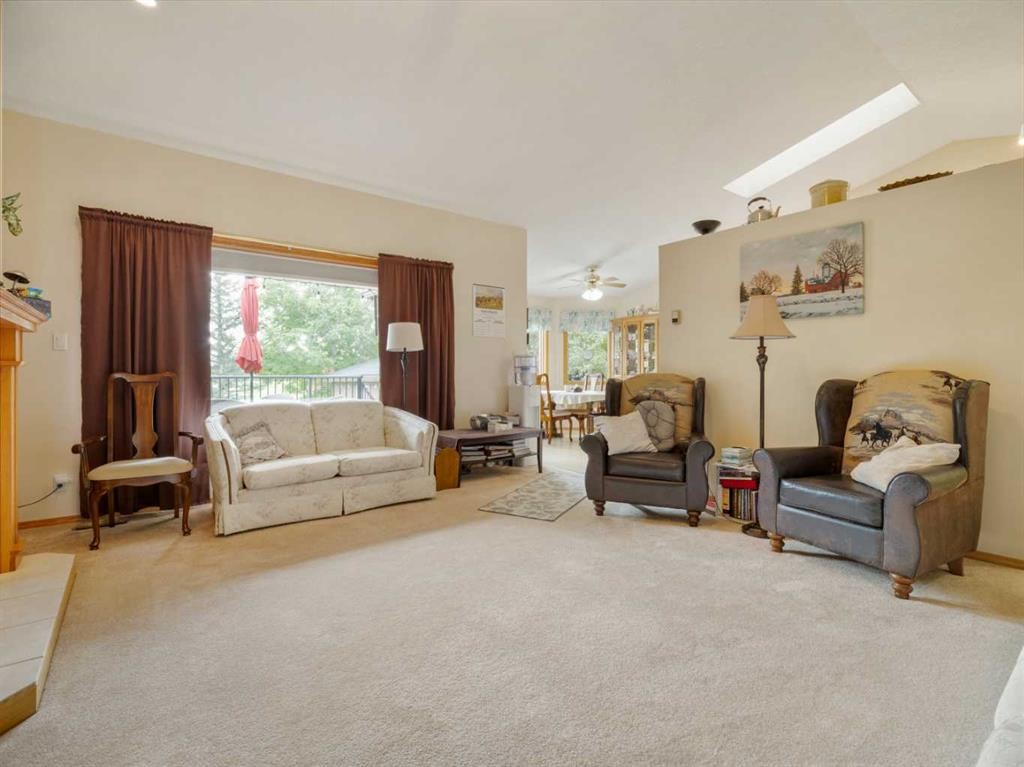 123 Fairway Drive, Coaldale, AB - Indoor Photo Showing Living Room
