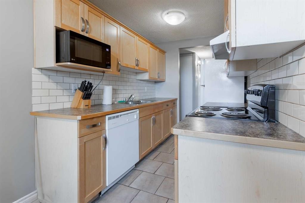 418-5 Berkeley Place West, Lethbridge, AB - Indoor Photo Showing Kitchen With Double Sink