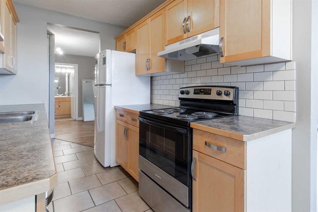 418-5 Berkeley Place West, Lethbridge, AB - Indoor Photo Showing Kitchen