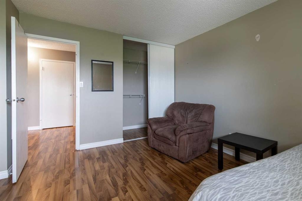 418-5 Berkeley Place West, Lethbridge, AB - Indoor Photo Showing Bedroom
