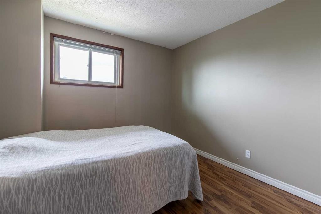 418-5 Berkeley Place West, Lethbridge, AB - Indoor Photo Showing Bedroom