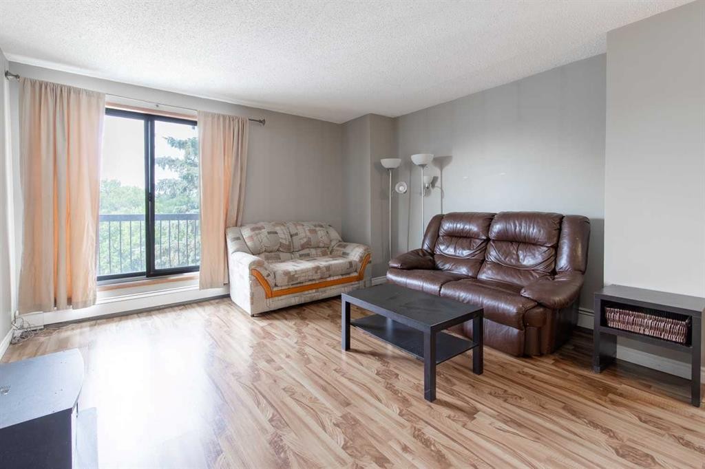 418-5 Berkeley Place West, Lethbridge, AB - Indoor Photo Showing Living Room
