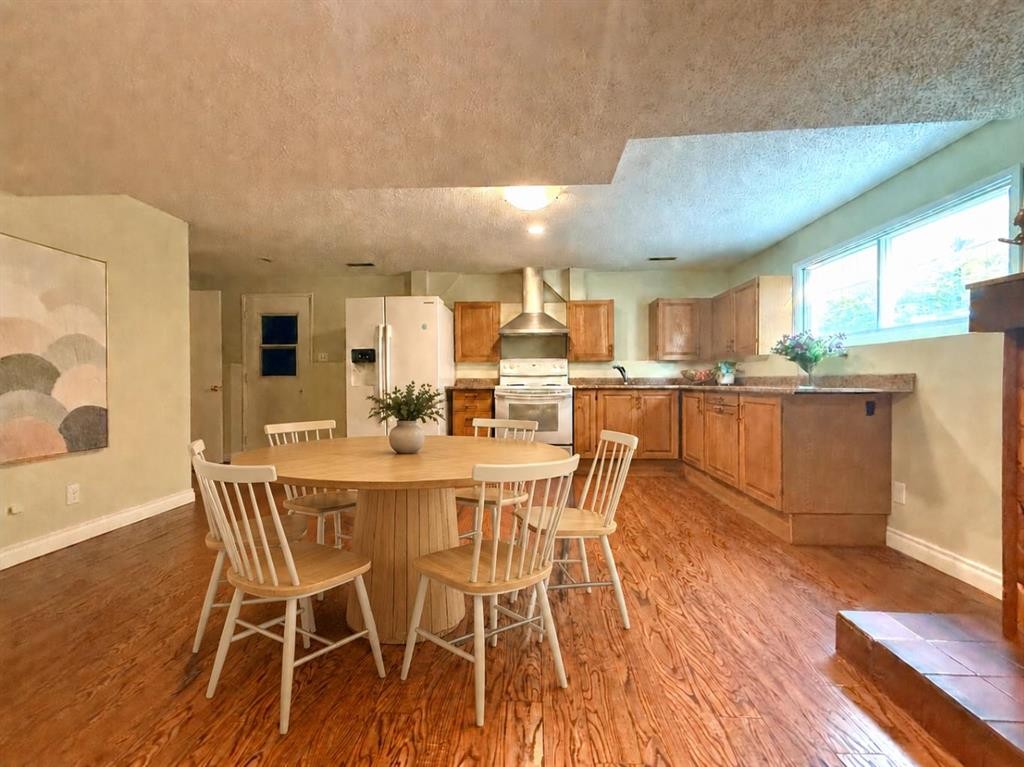 159 Laval Boulevard West, Lethbridge, AB - Indoor Photo Showing Dining Room