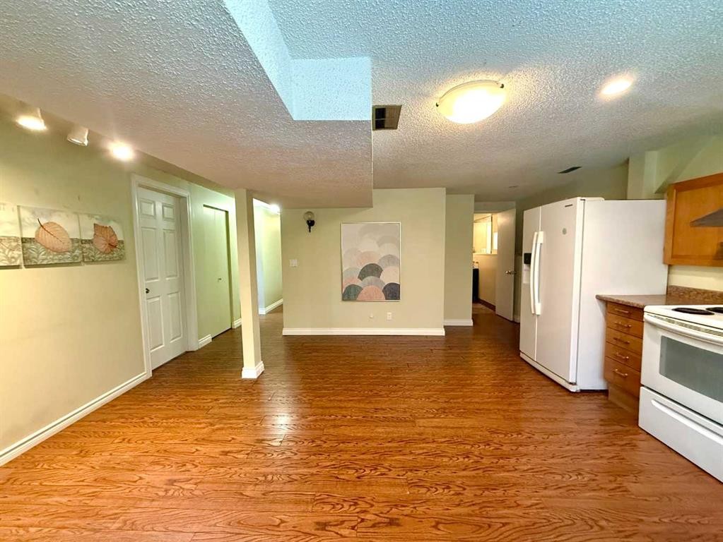 159 Laval Boulevard West, Lethbridge, AB - Indoor Photo Showing Kitchen