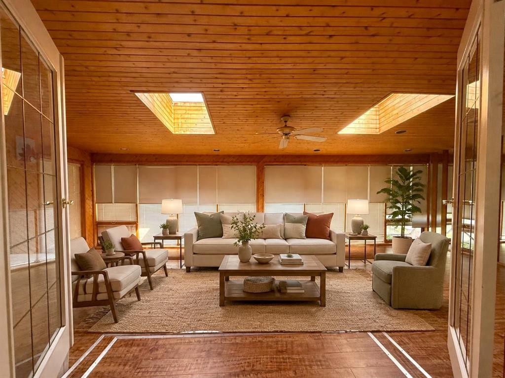 159 Laval Boulevard West, Lethbridge, AB - Indoor Photo Showing Living Room