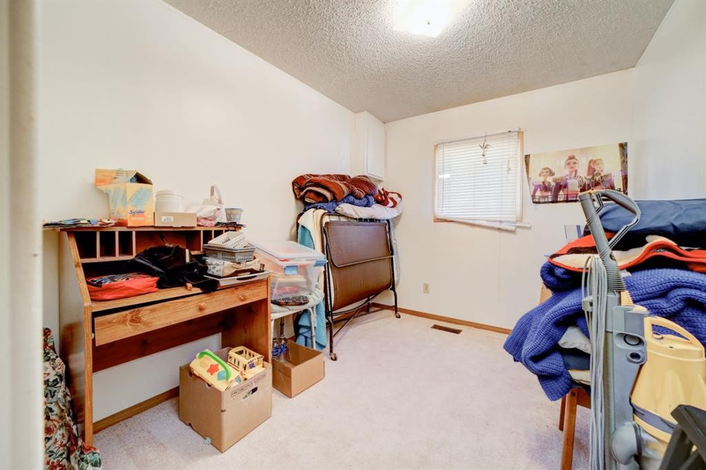325 Minto Street, Granum, AB - Indoor