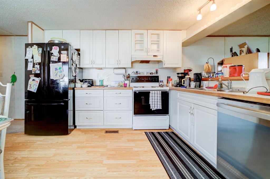 325 Minto Street, Granum, AB - Indoor Photo Showing Kitchen