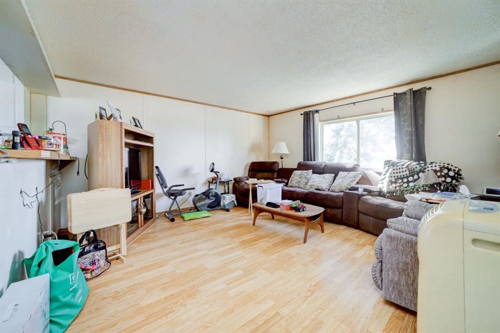 325 Minto Street, Granum, AB - Indoor Photo Showing Living Room