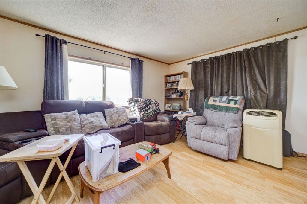 325 Minto Street, Granum, AB - Indoor Photo Showing Living Room