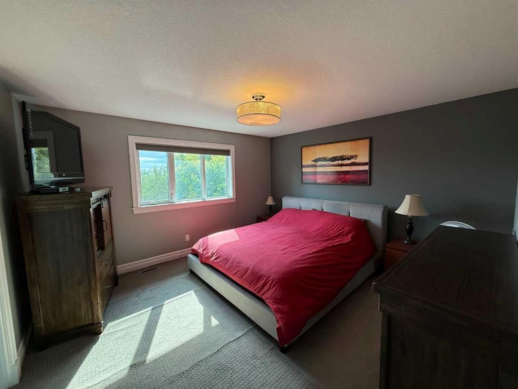 917 Canyonview Place West, Lethbridge, AB - Indoor Photo Showing Bedroom