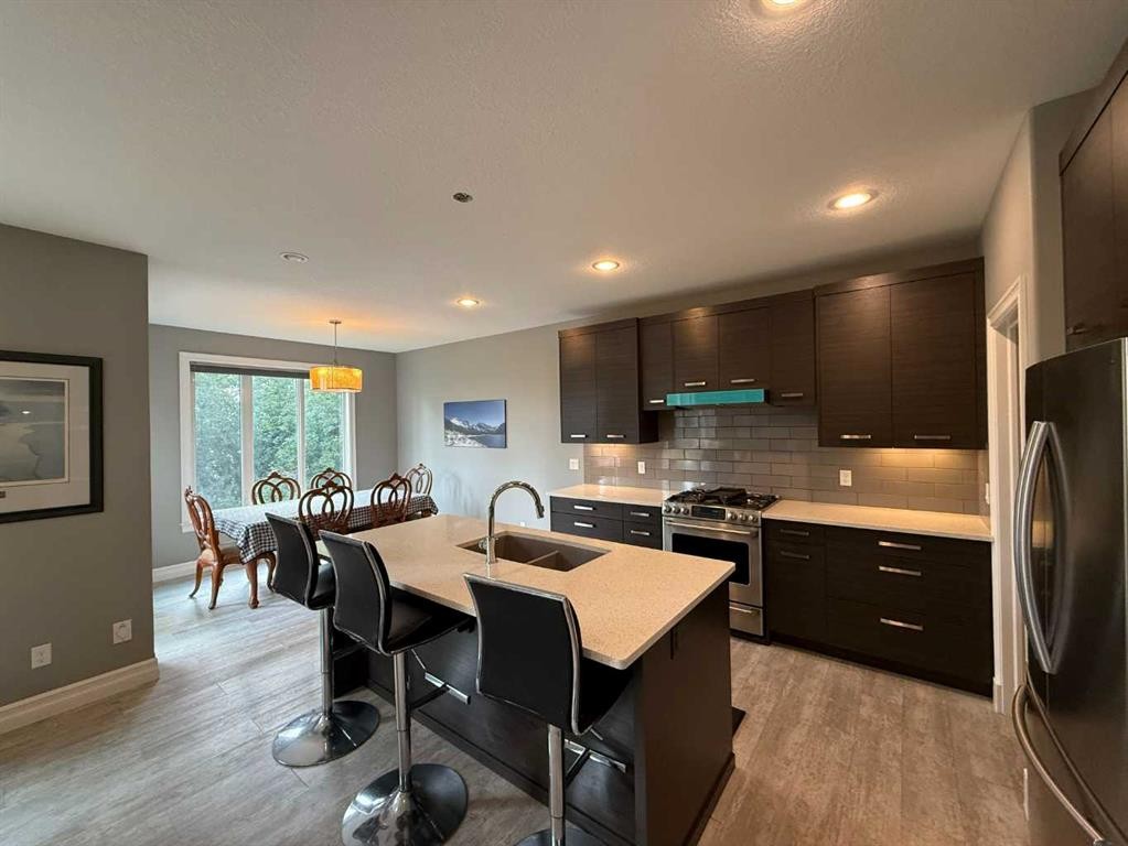 917 Canyonview Place West, Lethbridge, AB - Indoor Photo Showing Kitchen With Double Sink With Upgraded Kitchen