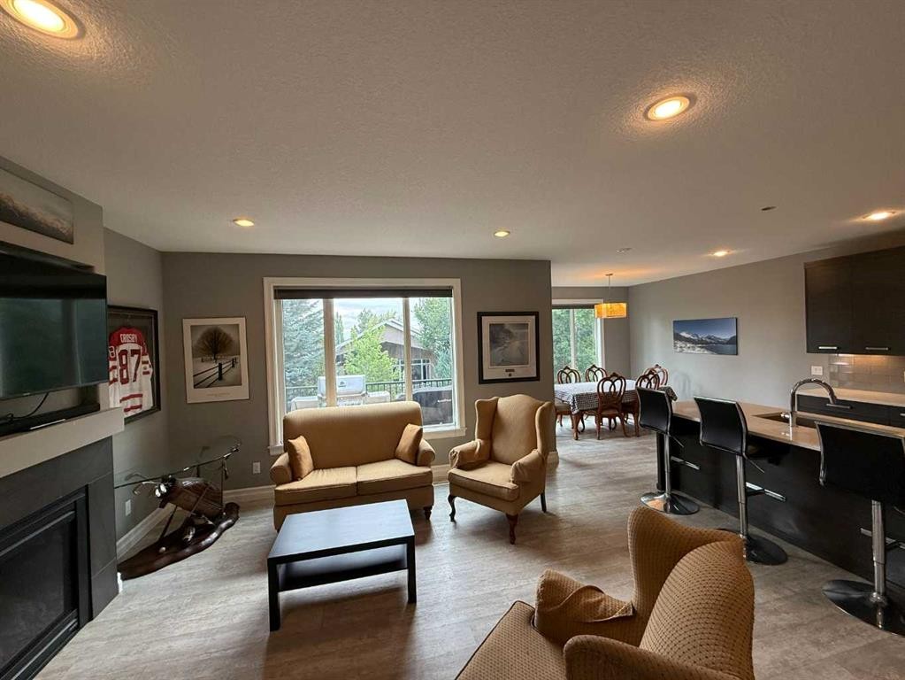 917 Canyonview Place West, Lethbridge, AB - Indoor Photo Showing Living Room With Fireplace