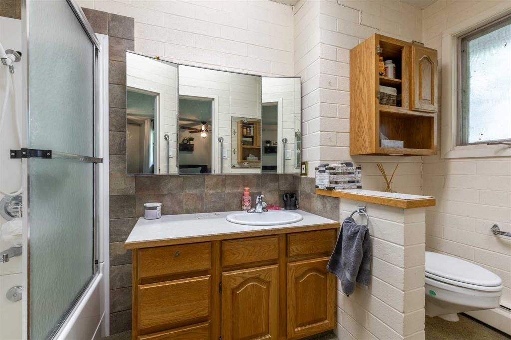 54032 Rr 20-2, Raymond, AB - Indoor Photo Showing Bathroom