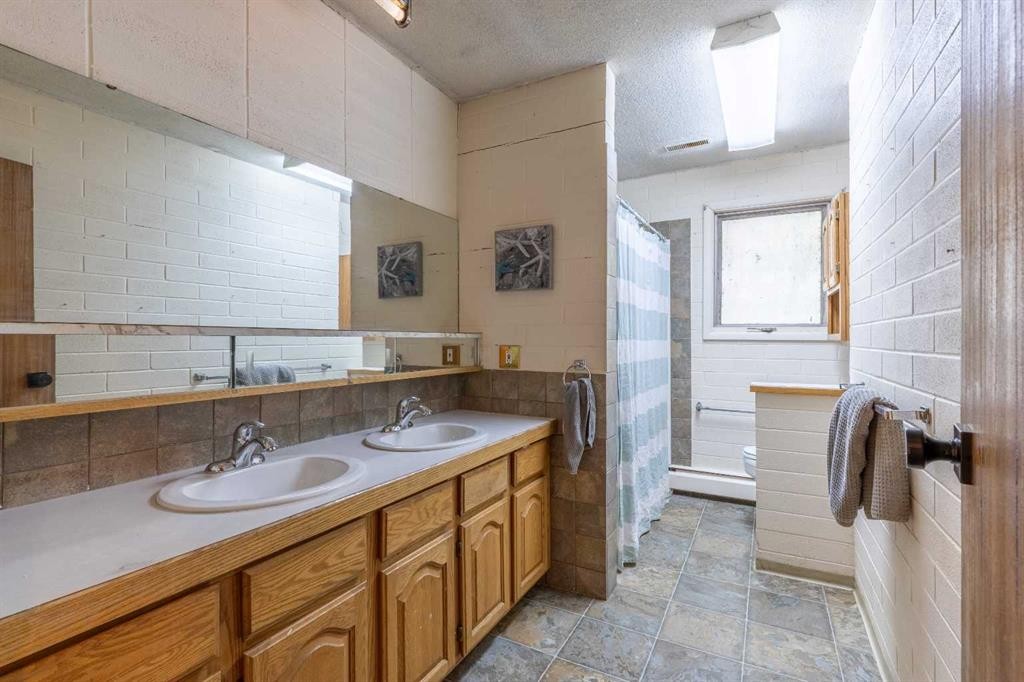 54032 Rr 20-2, Raymond, AB - Indoor Photo Showing Bathroom