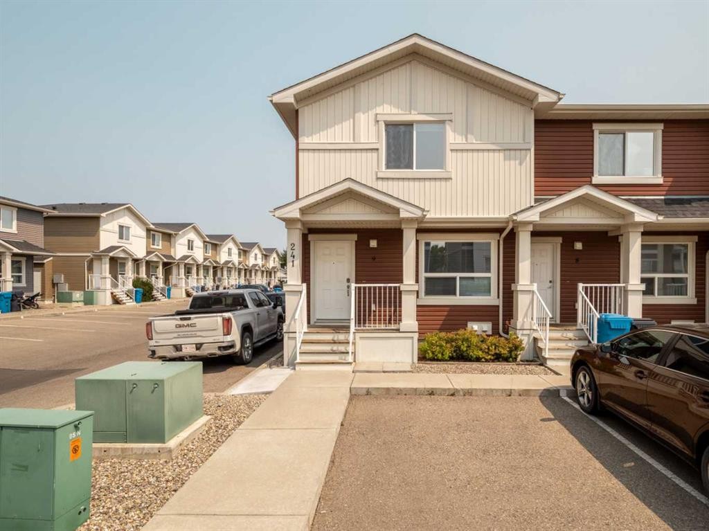 9-241 Silkstone Road West, Lethbridge, AB - Outdoor With Facade