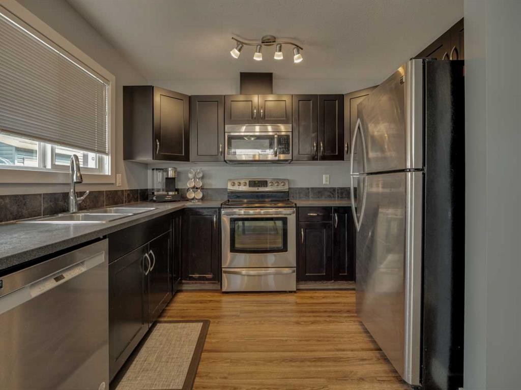 9-241 Silkstone Road West, Lethbridge, AB - Indoor Photo Showing Kitchen With Double Sink