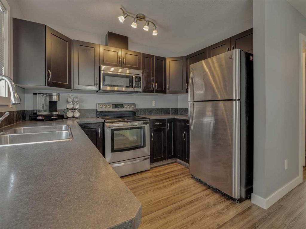 9-241 Silkstone Road West, Lethbridge, AB - Indoor Photo Showing Kitchen With Double Sink