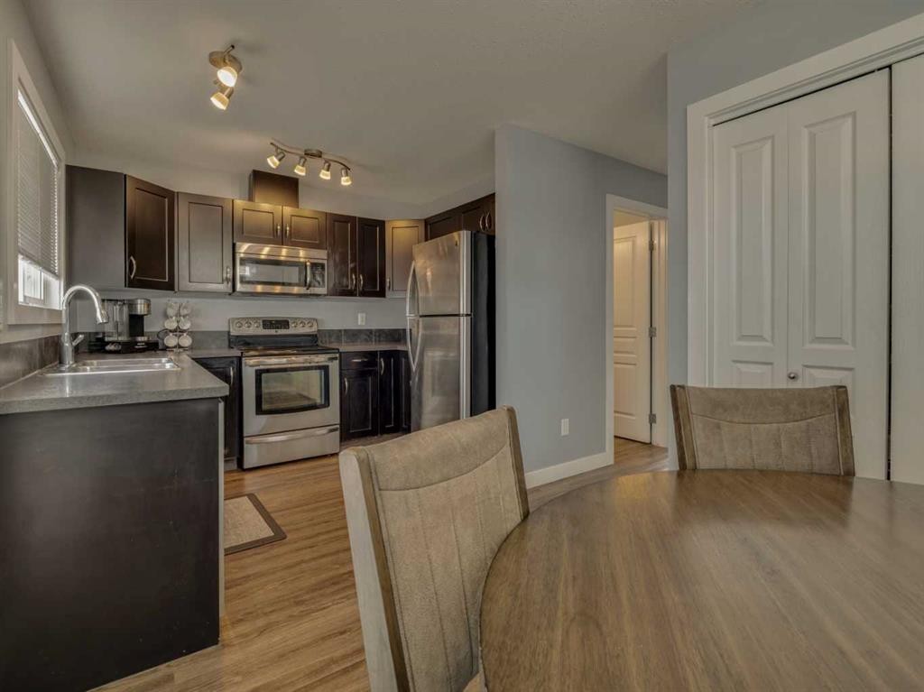 9-241 Silkstone Road West, Lethbridge, AB - Indoor Photo Showing Kitchen