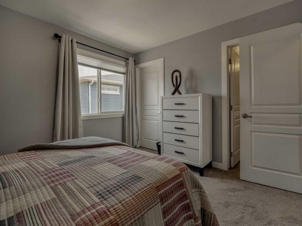 9-241 Silkstone Road West, Lethbridge, AB - Indoor Photo Showing Bedroom