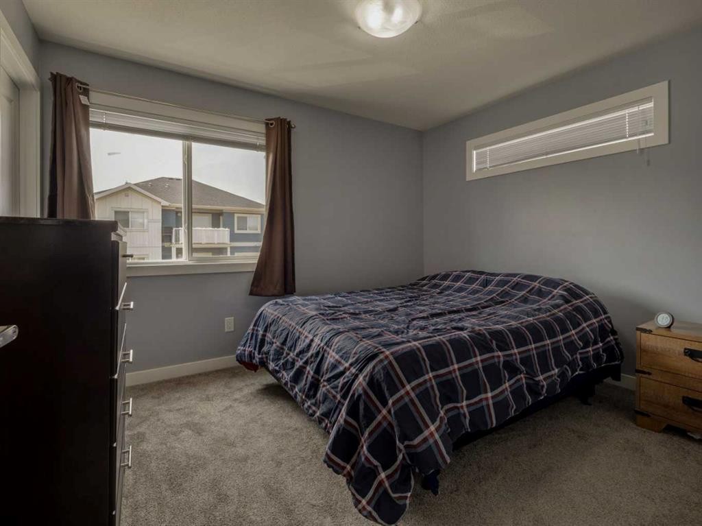 9-241 Silkstone Road West, Lethbridge, AB - Indoor Photo Showing Bedroom