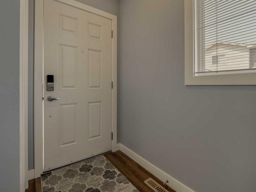 9-241 Silkstone Road West, Lethbridge, AB - Indoor Photo Showing Other Room