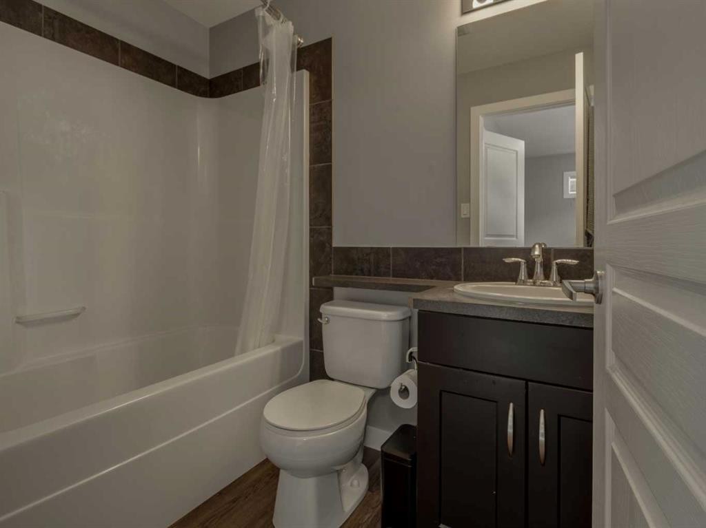 9-241 Silkstone Road West, Lethbridge, AB - Indoor Photo Showing Bathroom