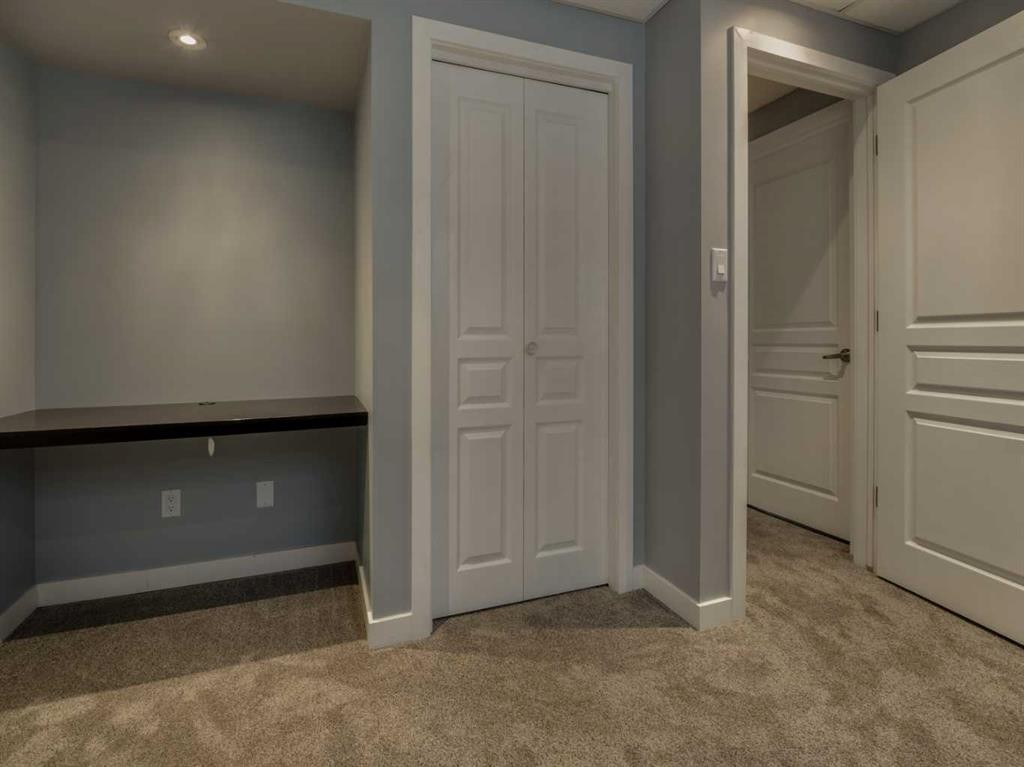 9-241 Silkstone Road West, Lethbridge, AB - Indoor Photo Showing Other Room