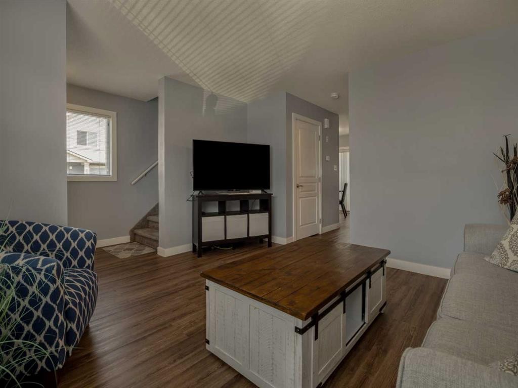 9-241 Silkstone Road West, Lethbridge, AB - Indoor Photo Showing Living Room