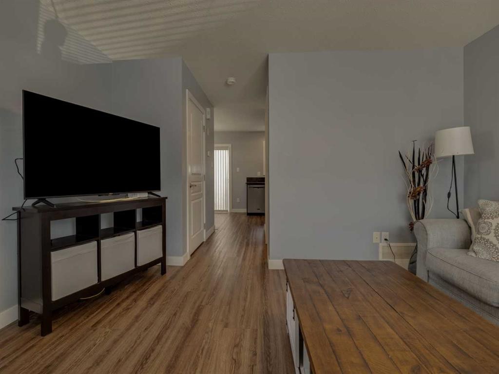 9-241 Silkstone Road West, Lethbridge, AB - Indoor Photo Showing Living Room