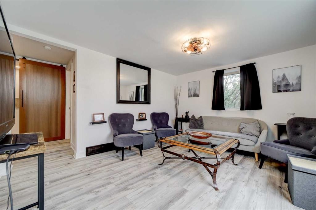 201 5 Street, Cowley, AB - Indoor Photo Showing Living Room