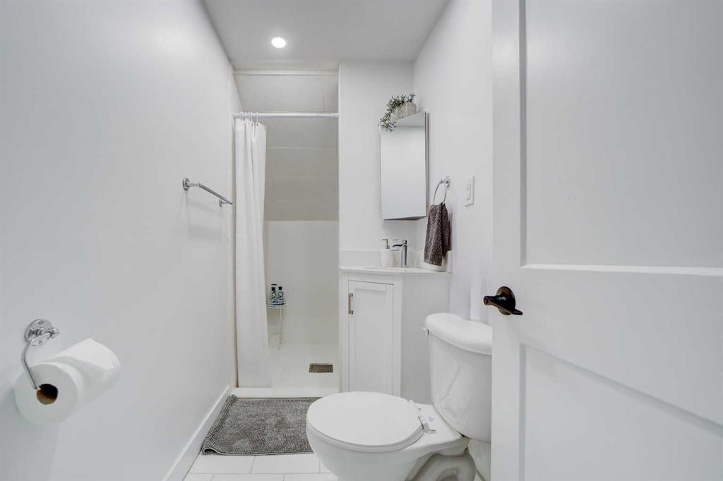 201 5 Street, Cowley, AB - Indoor Photo Showing Bathroom