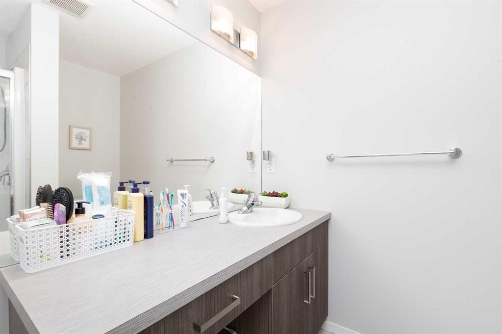 417 Moonlight Way West, Lethbridge, AB - Indoor Photo Showing Bathroom