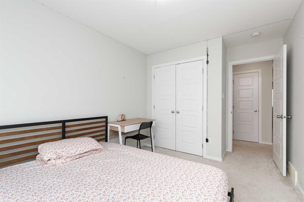 417 Moonlight Way West, Lethbridge, AB - Indoor Photo Showing Bedroom