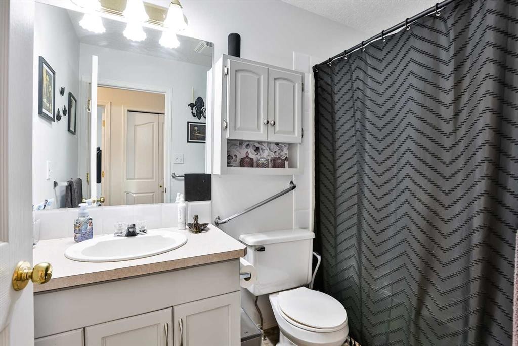 52 Ermineview Way North, Lethbridge, AB - Indoor Photo Showing Bathroom