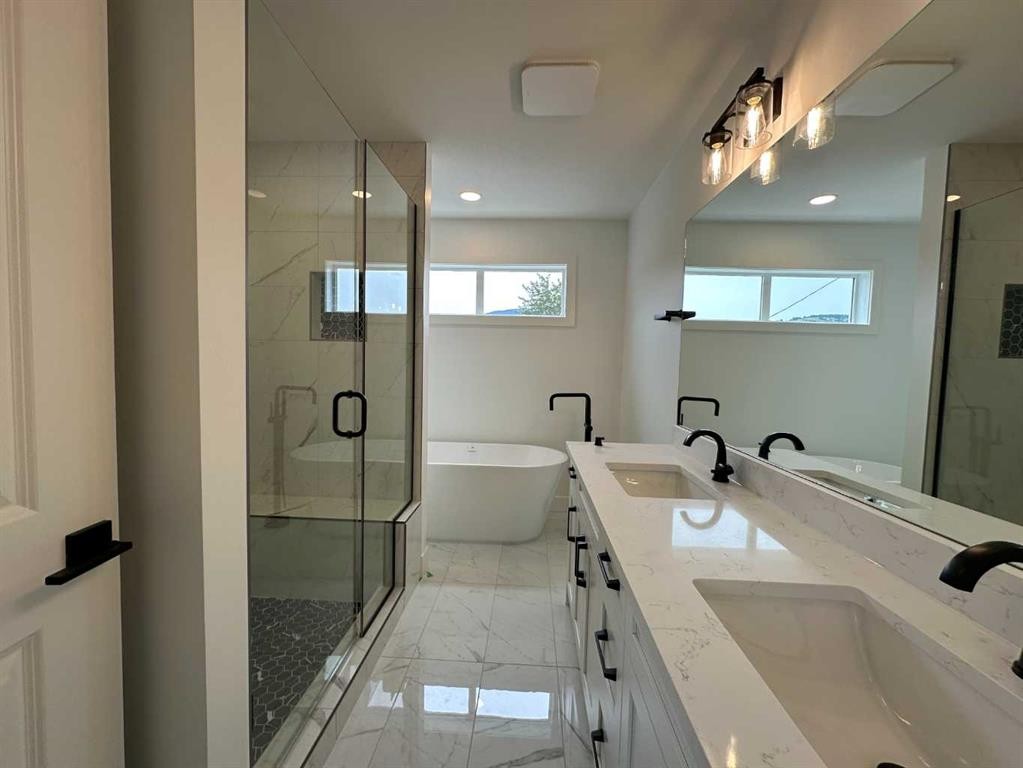 8305 18 Avenue, Coleman, AB - Indoor Photo Showing Bathroom