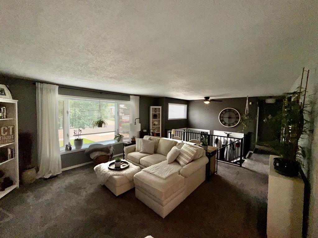 1914 17 Street North, Lethbridge, AB - Indoor Photo Showing Living Room